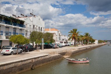 Güney Portekiz co Tavira Gilao nehir yolu ile görünüm