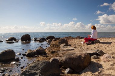 Rügen Adası, Almanya: 26 Eylül 2015: Binz, Rügen Adası, Almanya'dramatik kıyısında akşam. Binz Alman Rügen Adası üzerinde en büyük sahil beldesidir
