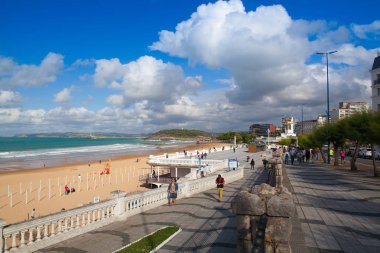 El Sardinero waterfront beach promenade ve sörfçü. İspanya