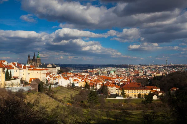 Prag panorama under våren - Visa från terrassen i strahov — Stockfoto