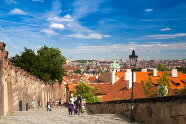 Uitzicht vanuit de tuin van het paradijs op Prague city. — Stockfoto