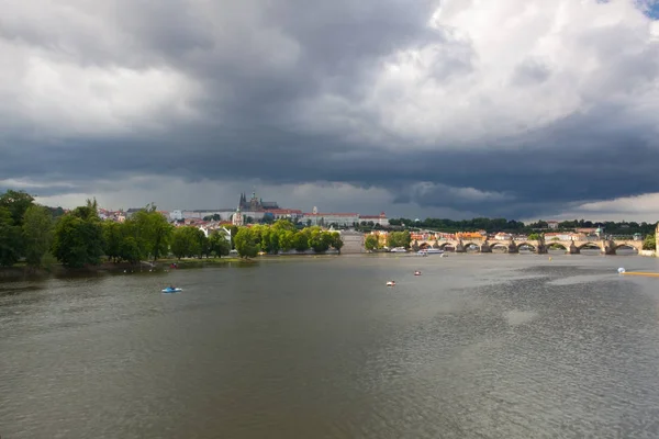 プラハのゴシック様式に激しい嵐 チェコ共和国の前に城と旧市街を表示します — ストック写真