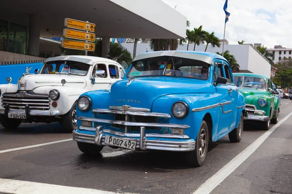 Gamla amerikanska bilar på vägen Gamla Havanna, Kuba. — Stockfoto