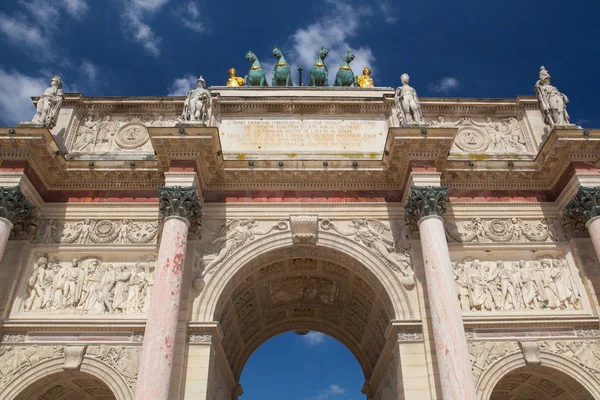 Visa på Triumfbågen i Paris.France — Stockfoto