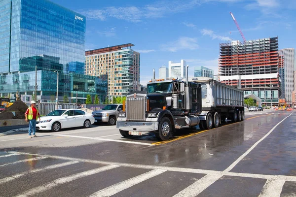 Morgon Visa konstruktion längs södra Boston waterfront — Stockfoto