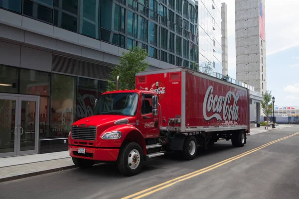 Typiska Coca Cola röd lastbil nära de nya lyx kondom i Boston — Stockfoto
