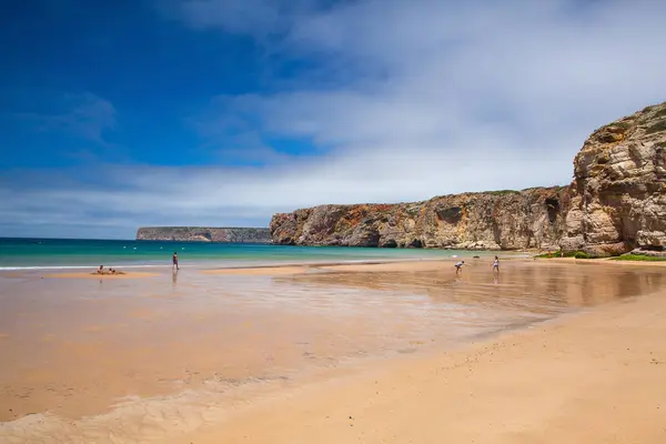 Slavný surf pláž poblíž Cape St.Vincente, Sagres, Portugalsko — Stock fotografie