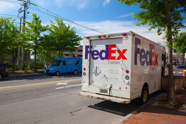 FedEx Express truck na ulici v Portland. — Stock fotografie
