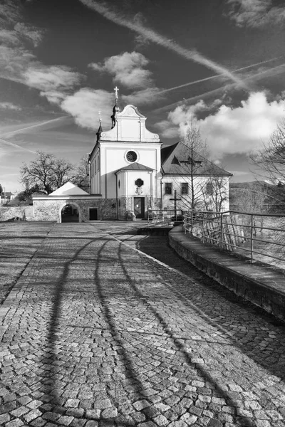 Church of Saint Judas Thaddaeus and Castle in Dobrichovice., Cze — Stock Photo, Image