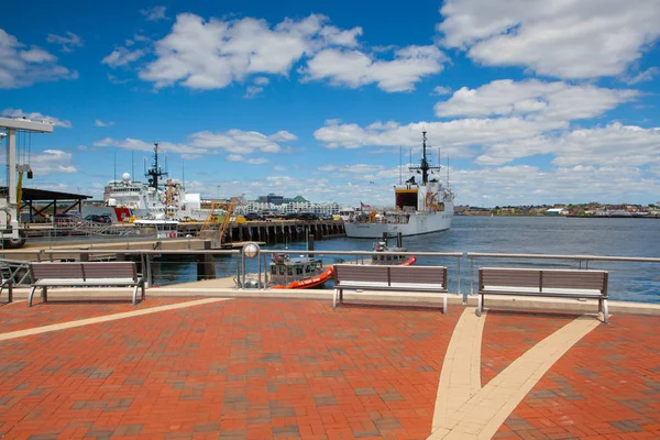 United States Coast Guard schepen aangemeerd in Boston Harbor, Verenigde Staten — Stockfoto