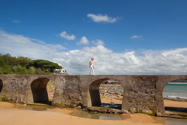 Vieux pont en pierre sur la plage d'El Sardinero à Santander, Espagne — Photo