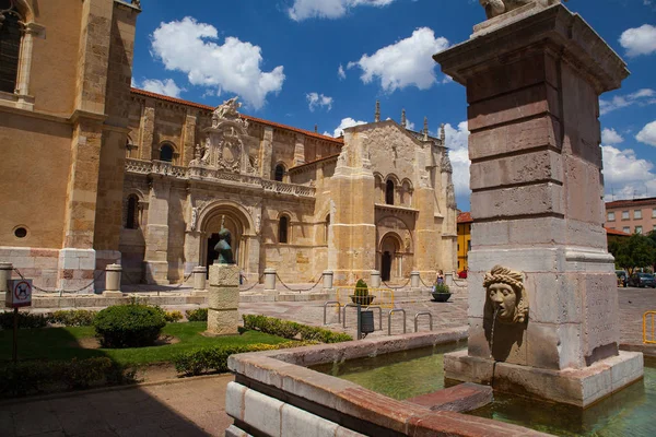 Den Basilica de San Isidoro de Leon, Spanien — Stockfoto