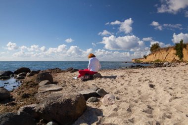 Binz, Rügen Adası, Almanya'dramatik kıyısında akşam.