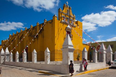 Koloni kiliseyle sarı: Campeche, Meksika için masmavi bir gökyüzü.