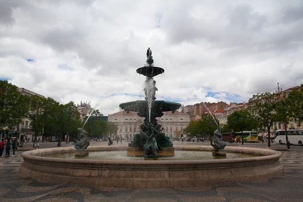 Fuente en la plaza rossio de Lisboa . — Foto de Stock
