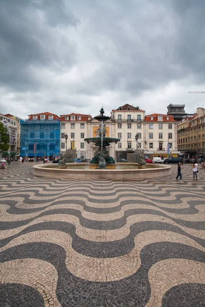Fontein op het plein van rossio in Lissabon. — Stockfoto