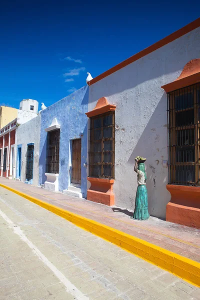 Typische koloniale straat in Campeche, Mexico. — Stockfoto