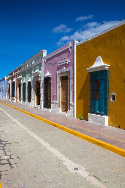 Typische koloniale straat in Campeche, Mexico. — Stockfoto