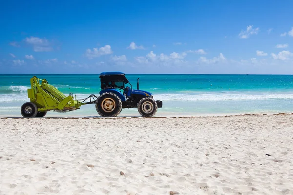 Tractor limpiando la playa de algas por la mañana. Playa del —  Fotos de Stock