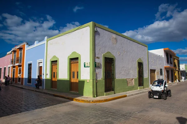 Politie-auto op typische koloniale straat in Campeche, Mexico. — Stockfoto