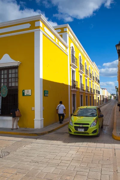 Rua colonial típica em Campeche, México . — Fotografia de Stock
