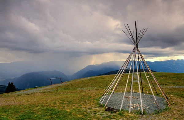 Serata drammatica nelle Alpi Carniche prima della tempesta, Austria . — Foto Stock