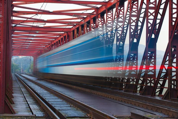 Treno a velocità sul ponte ferroviario di ferro, Repubblica Ceca — Foto Stock