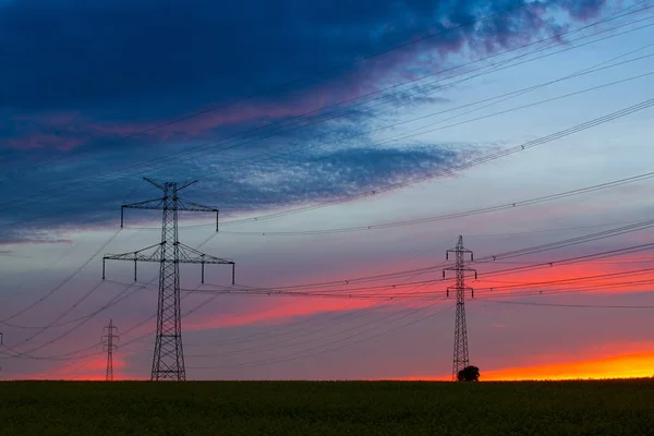 Sziluett nagyfeszültségű elektromos pólusszerkezet — Stock Fotó