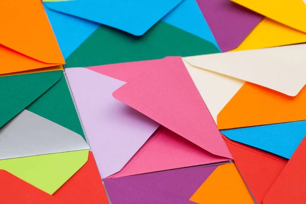 Различные цветные конверты на столе — стоковое фото