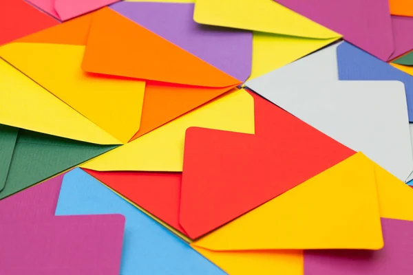 Diferentes envelopes coloridos na mesa — Fotografia de Stock