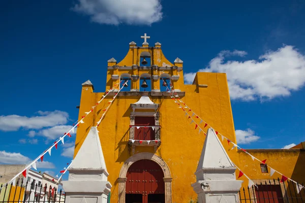 Gele koloniale kerk met een diep blauwe hemel in Campeche, Mexico. — Stockfoto