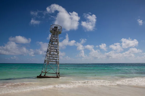海滩上的飓风摧毁了救生塔 — 图库照片