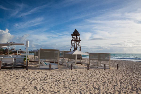 Der Badewachtturm am Strand playa paraiso am karibischen Meer — Stockfoto