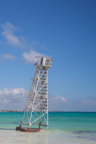 La torre salvavidas destruida por el huracán en la playa Play —  Fotos de Stock