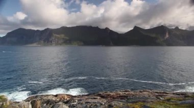 Knuten tepe Segla Dağı, Mefjordvaer, Senjahopen, Norveç'dan göster.