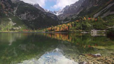 Sonbahar sahne Popradske pleso üzerinde. Slovakya. Bir dağ gölü yüksek Tatras, Slovakya bulunan buzul kökenli olduğunu