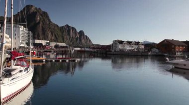 Henningsvaer, Norveç - Ağustos 19,2017: Henningsvaer Lofoten üzerinde pitoresk balıkçı limanı Adaları, tipik kırmızı ahşap binalar ve küçük balıkçı tekneleri ile Norveç