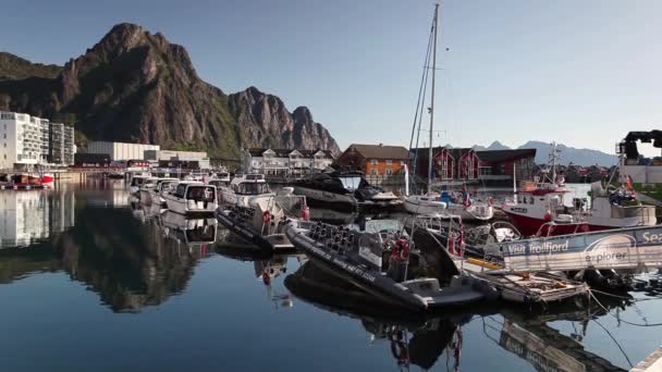 Henningsvaer Noruega Agosto 2017 Pintoresco Puerto Pesquero Henningsvaer Las Islas — Vídeo de stock