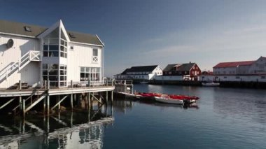 Henningsvaer, Norveç - Ağustos 19,2017: Henningsvaer Lofoten üzerinde pitoresk balıkçı limanı Adaları, tipik kırmızı ahşap binalar ve küçük balıkçı tekneleri ile Norveç