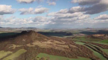 Oblik Tepesi 'nin tepesinden bak. Çek Cumhuriyeti, Orta Bohemya Dağları 'nda sonbahar manzarası