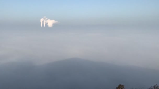 从林蛙山顶看 发电站在谷 捷克中部波西米亚高地的秋季风光 — 图库视频影像