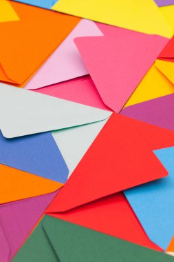 Farklı renkli zarflar masanın üstüne