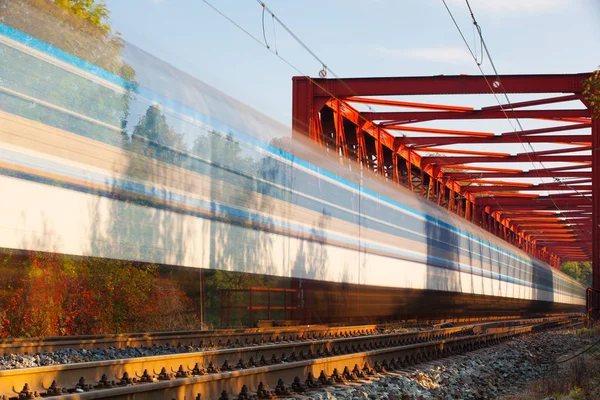 Treno a velocità sul ponte ferroviario di ferro, Repubblica Ceca — Foto Stock