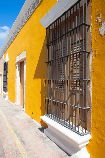 Rue coloniale typique à Campeche, Mexique . — Photo