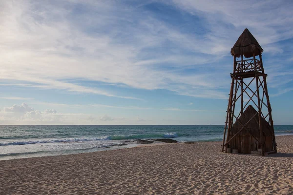 加勒比海帕拉伊索海滩上的救生塔 — 图库照片