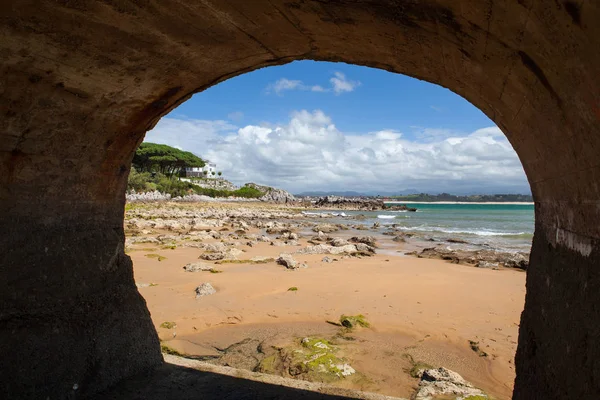 Onder de oude stenen brug, Santander, Spanje — Stockfoto