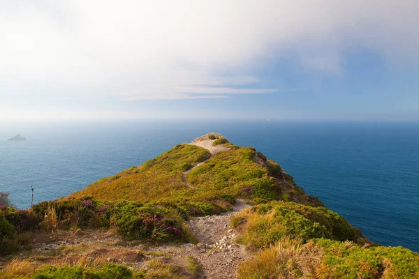 Blick auf gefährliche Klippen in Cabo Penas, Spanien — Stockfoto