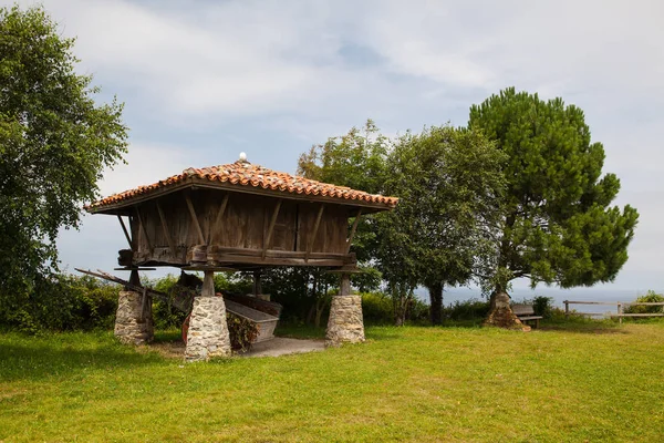 Entrepôt de céréales rural traditionnel Horreo du nord de l'Espagne — Photo