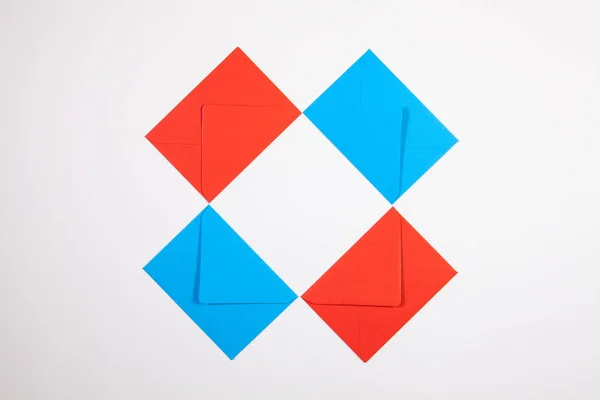 表中蓝色和红色信封的图案 — 图库照片