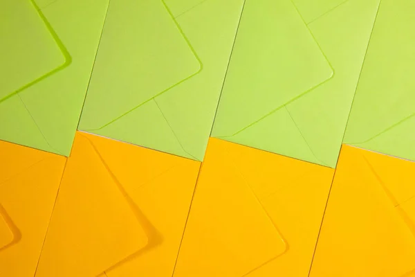 Padrão de envelopes verdes e amarelos — Fotografia de Stock